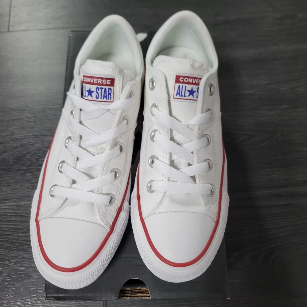 Women's Converse size 5.5- NEW - Picture 1 of 5